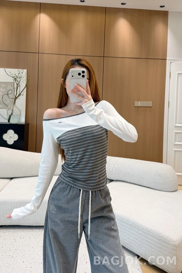 미우미우 미우미우 배색 스트라이프 보트넥 긴팔 티셔츠 상세 이미지