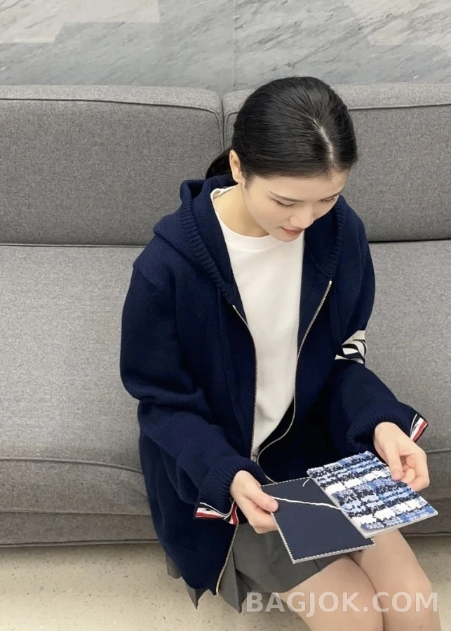톰브라운 톰브라운 4바 자수 울 후드 집업 상세 이미지