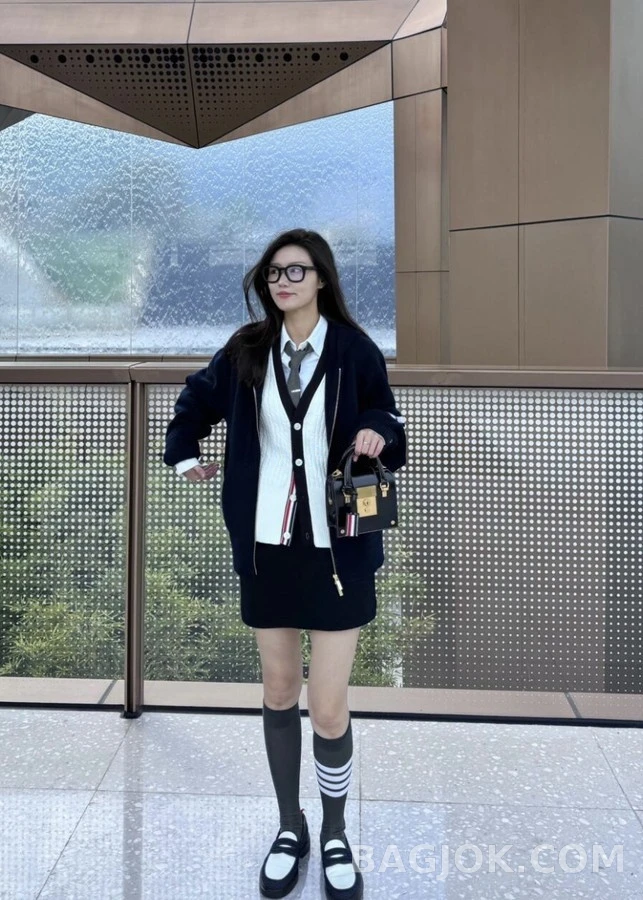 톰브라운 톰브라운 4바 자수 울 후드 집업 상세 이미지