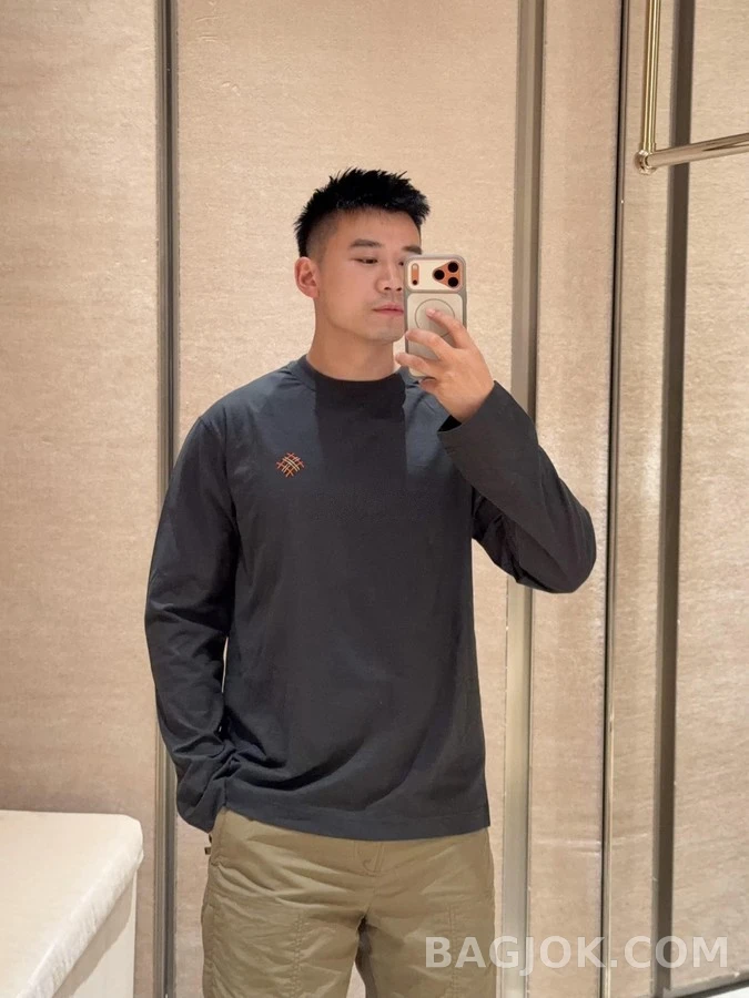 버버리 버버리 백 로고 자수 긴팔 티셔츠 상세 이미지