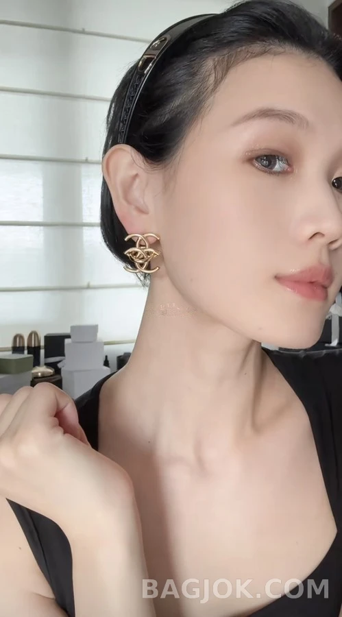 샤넬 샤넬 트위스트 로고 귀걸이 상세 이미지