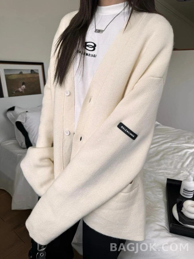 발렌시아가 발렌시아가 소매 패치 가디건 상세 이미지