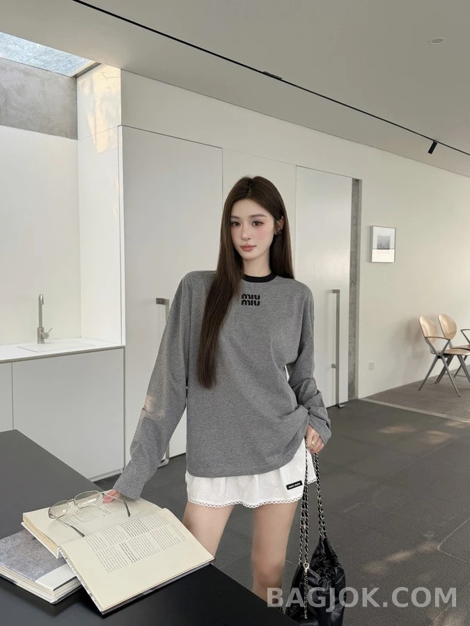 미우미우 미우미우 로고 패치 긴팔 티셔츠 상세 이미지