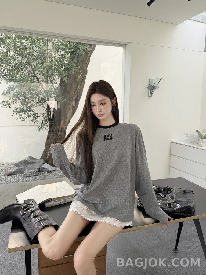 미우미우 미우미우 로고 패치 긴팔 티셔츠 상세 이미지
