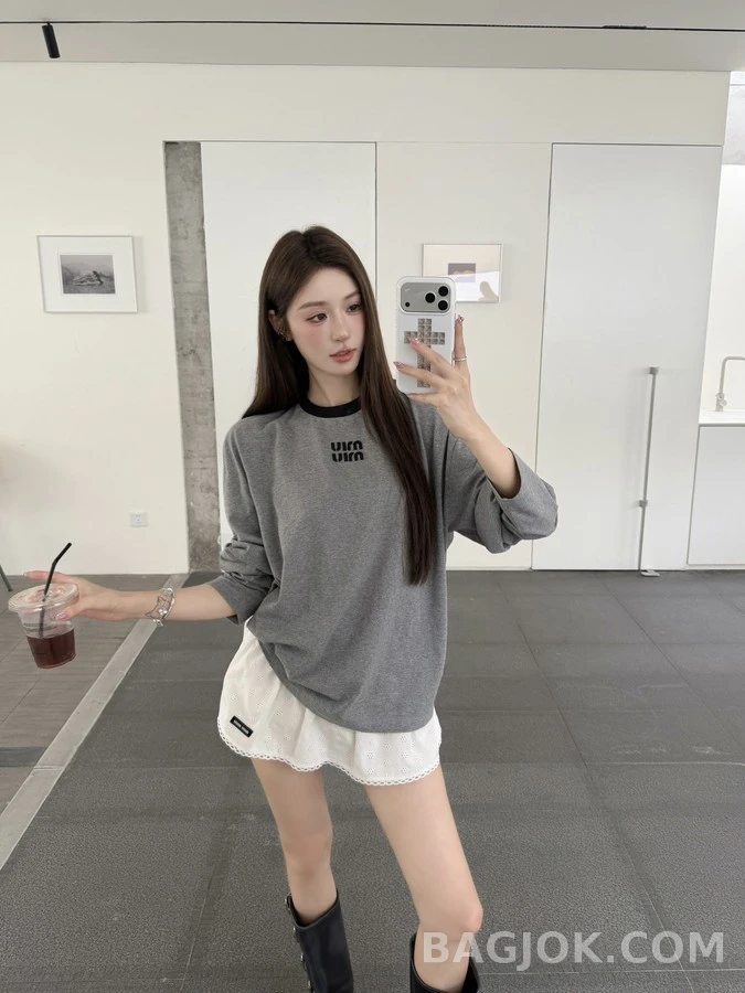 미우미우 미우미우 로고 패치 긴팔 티셔츠 상세 이미지