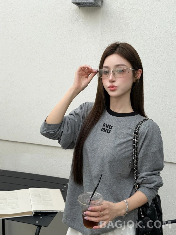 미우미우 미우미우 로고 패치 긴팔 티셔츠 상세 이미지