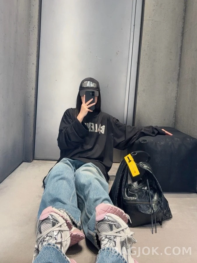 발렌시아가 발렌시아가 테이프 그래피티 로고 긴팔 티셔츠 상세 이미지