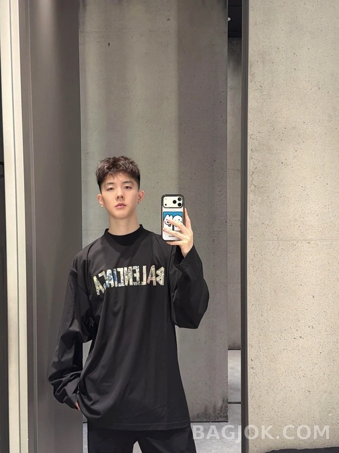 발렌시아가 발렌시아가 테이프 그래피티 로고 긴팔 티셔츠 상세 이미지