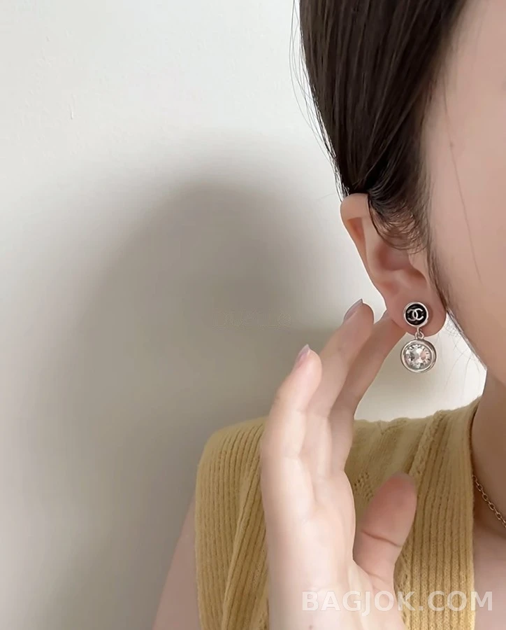 샤넬 샤넬 더블 C 에나멜 크리스탈 드롭 귀걸이 상세 이미지