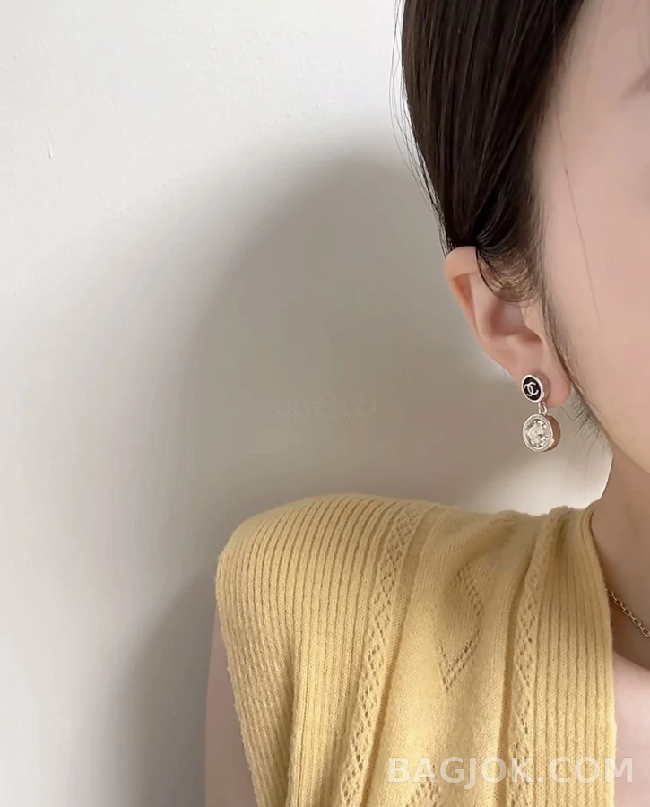 샤넬 샤넬 더블 C 에나멜 크리스탈 드롭 귀걸이 상세 이미지
