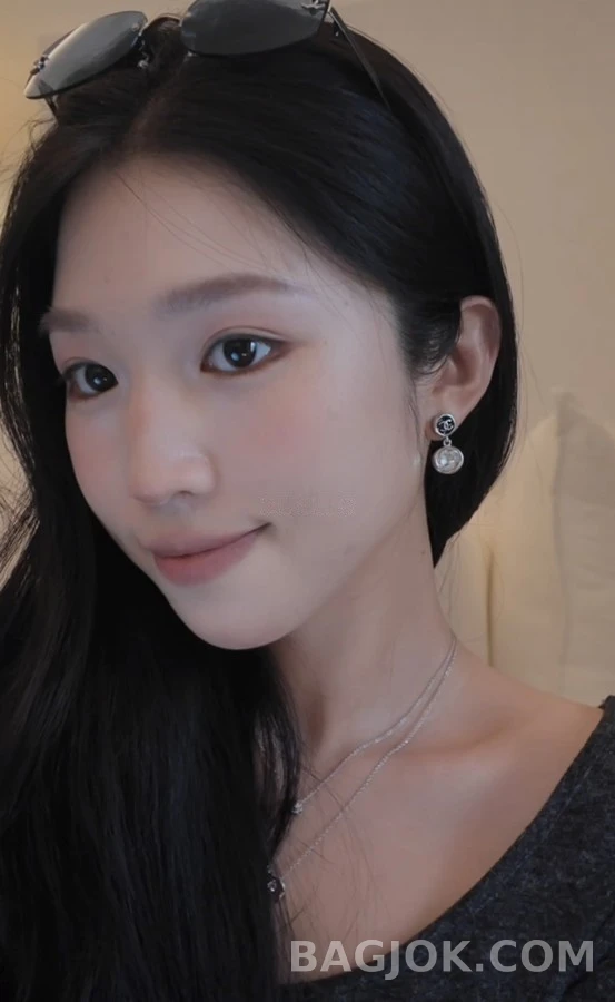 샤넬 샤넬 더블 C 에나멜 크리스탈 드롭 귀걸이 상세 이미지