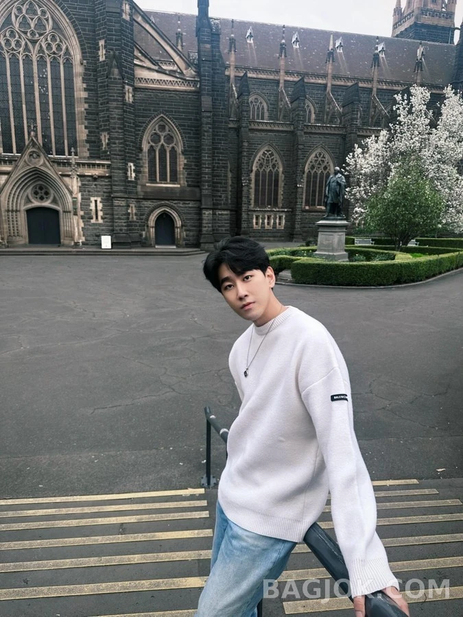 발렌시아가 발렌시아가 슬리브 라벨 립 니트 상세 이미지