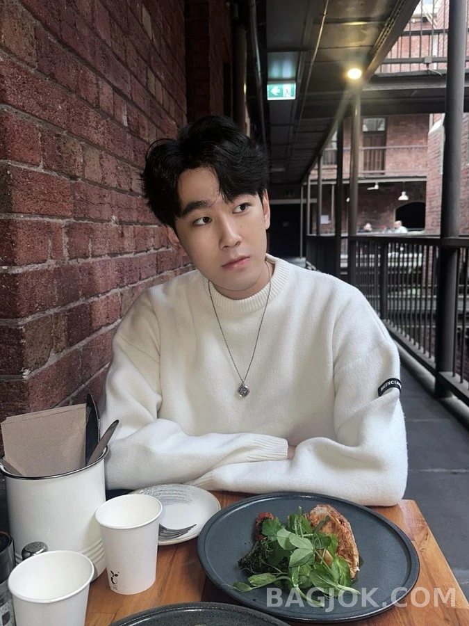 발렌시아가 발렌시아가 슬리브 라벨 립 니트 상세 이미지
