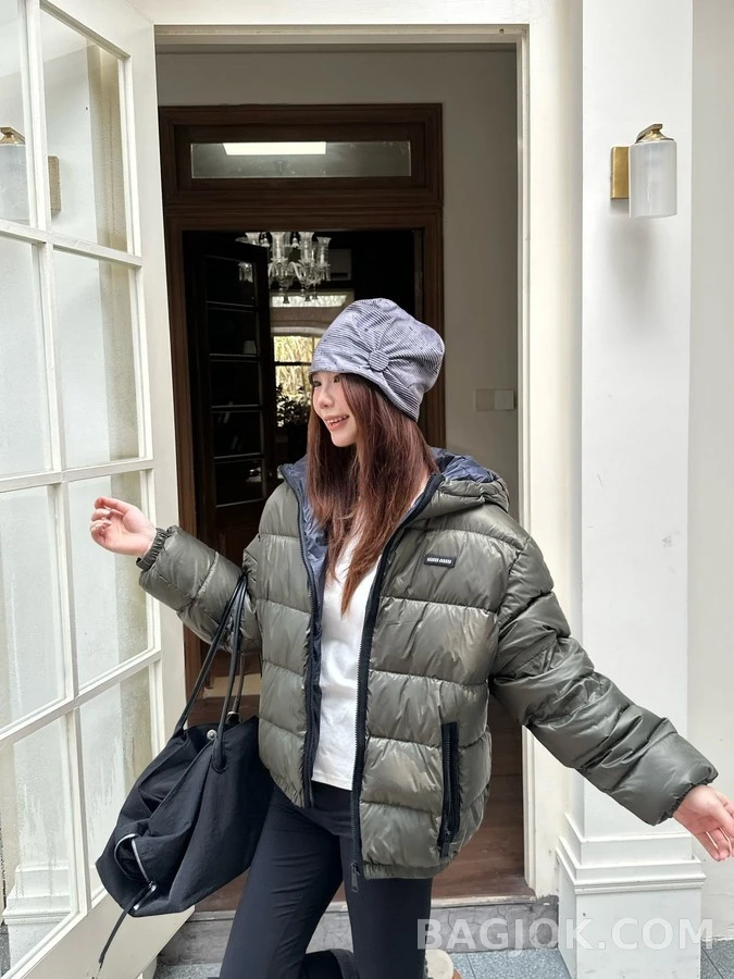 미우미우 미우미우 경량 배지 후드 집업 상세 이미지