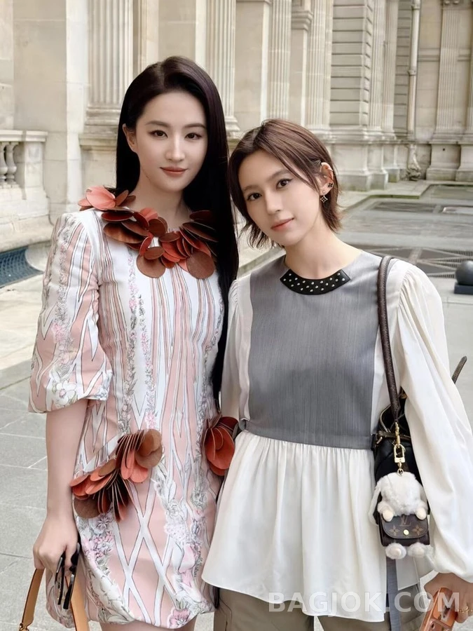 루이비통 루이비통 모노그램 토끼 이어폰 백 참 상세 이미지