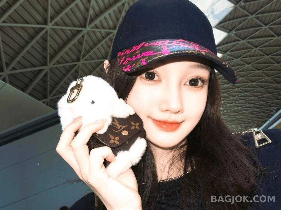 루이비통 루이비통 모노그램 토끼 이어폰 백 참 상세 이미지