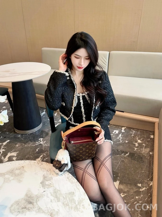 루이비통 루이비통 모노그램 토끼 이어폰 백 참 상세 이미지