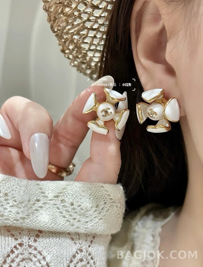 샤넬 샤넬 산차화 로고 스터드 귀걸이 상세 이미지