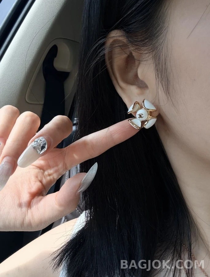 샤넬 샤넬 산차화 로고 스터드 귀걸이 상세 이미지