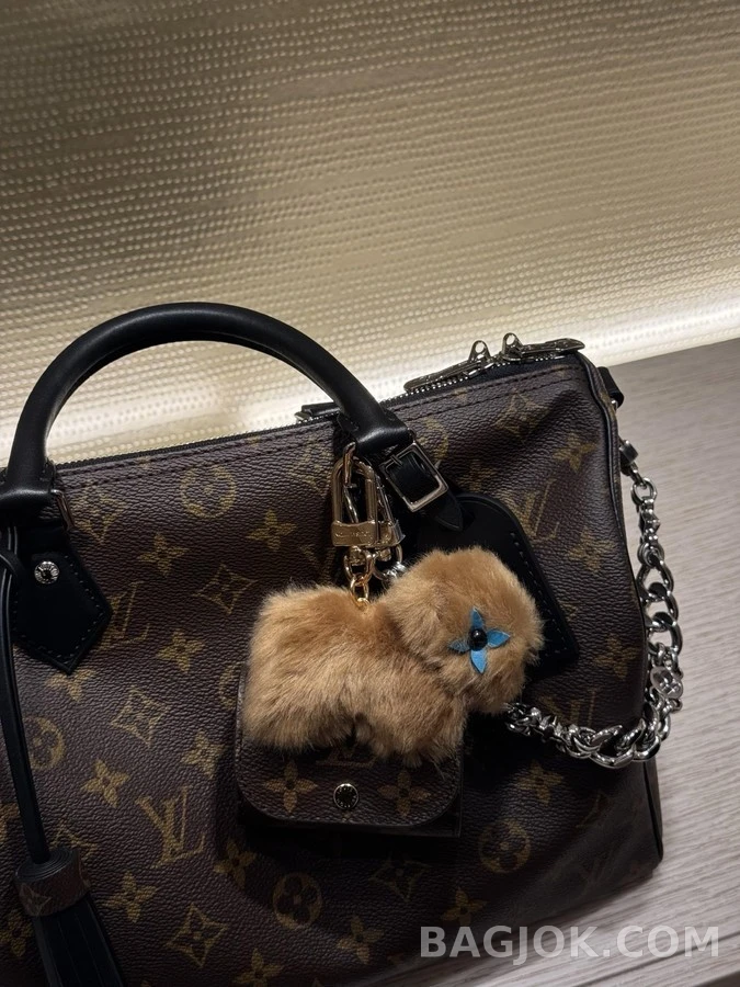 루이비통 루이비통 카피바라 퍼 모노그램 이어폰 파우치 키링 상세 이미지