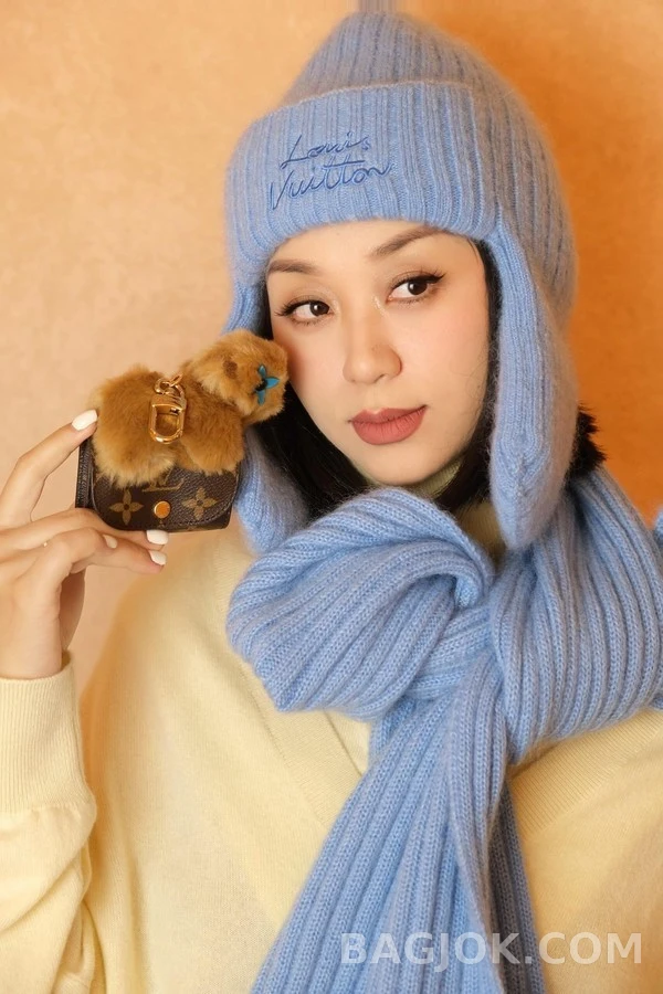 루이비통 루이비통 카피바라 퍼 모노그램 이어폰 파우치 키링 상세 이미지