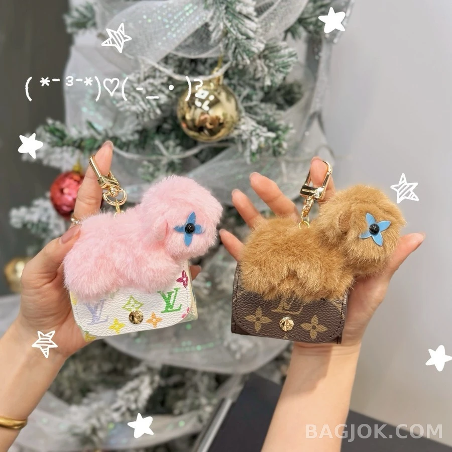 루이비통 루이비통 카피바라 퍼 모노그램 이어폰 파우치 키링 상세 이미지