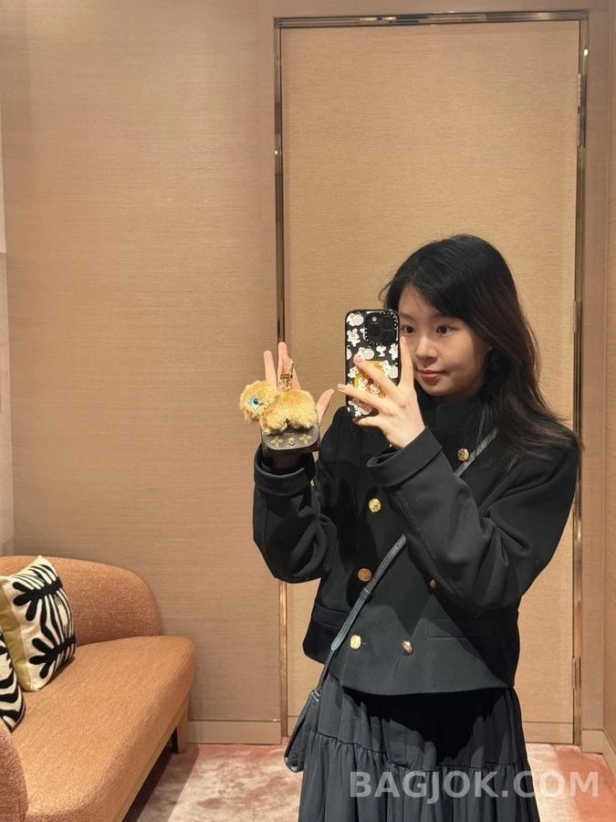 루이비통 루이비통 카피바라 퍼 모노그램 이어폰 파우치 키링 상세 이미지