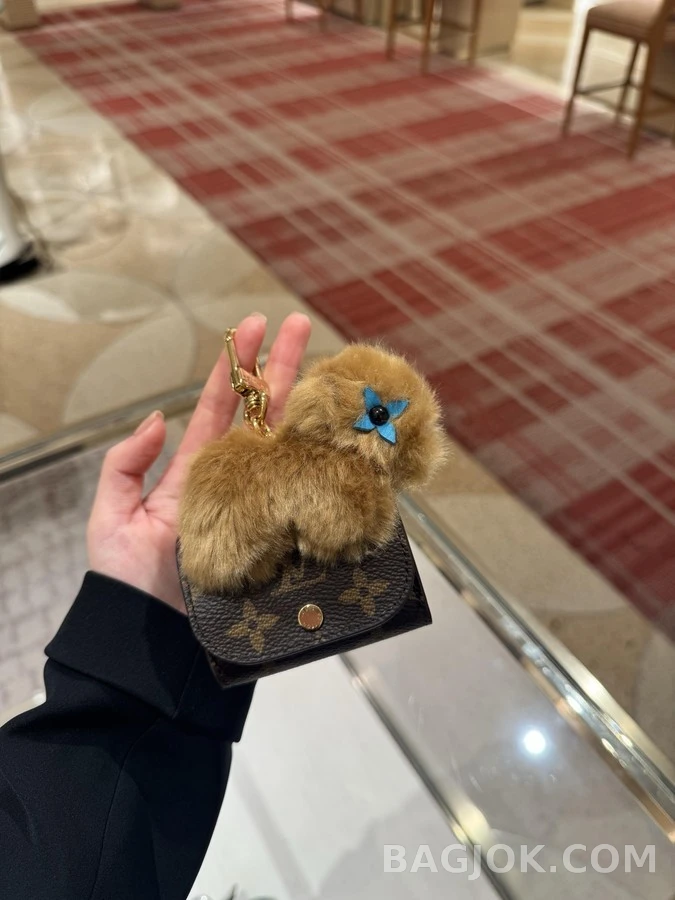 루이비통 루이비통 카피바라 퍼 모노그램 이어폰 파우치 키링 상세 이미지