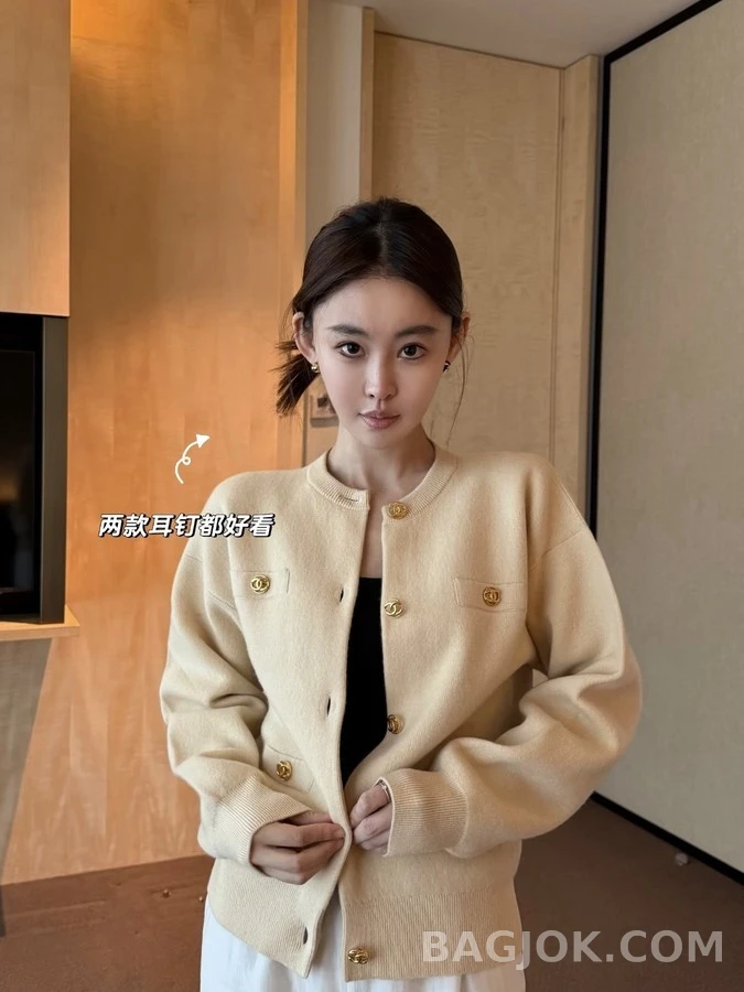 샤넬 샤넬 클래식 금장 버튼 라운드넥 가디건 상세 이미지