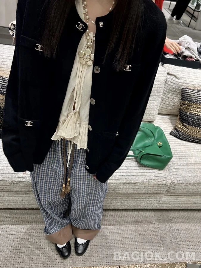샤넬 샤넬 로고 버튼 가디건 상세 이미지