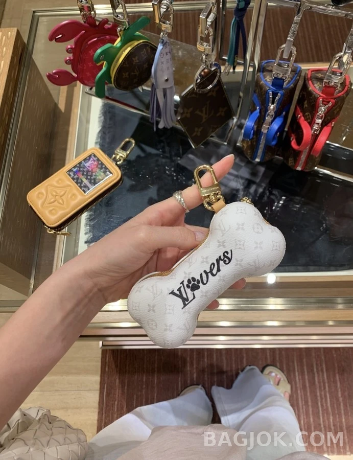 루이비통 루이비통 Lovers 모노그램 강아지 뼈 키링 상세 이미지