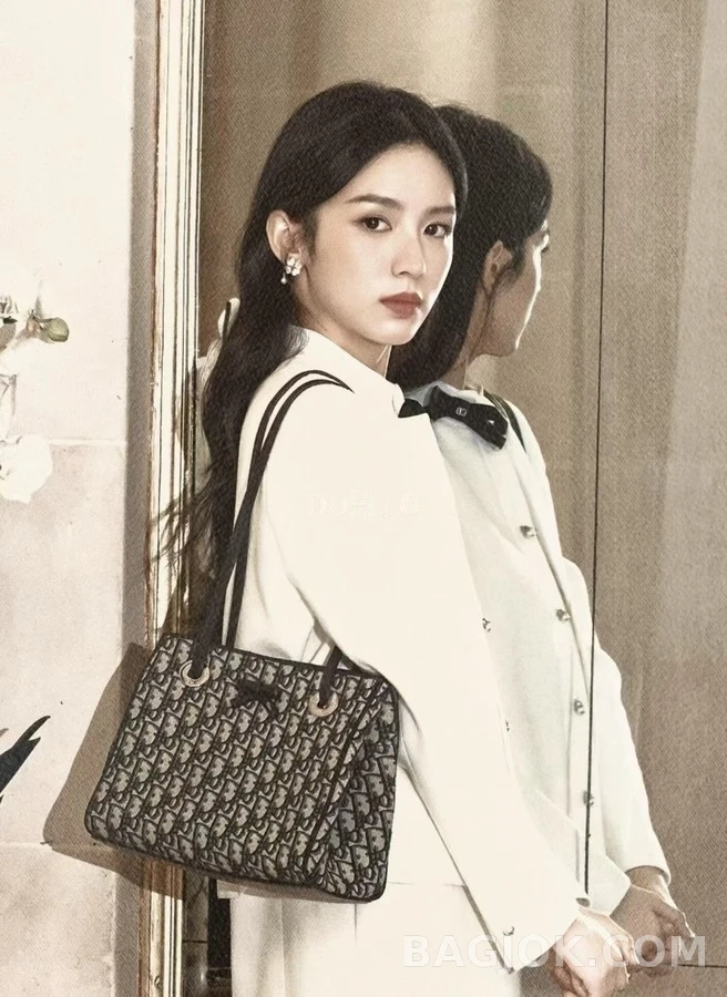 디올 디올 쉘 클로버 비대칭 귀걸이 상세 이미지
