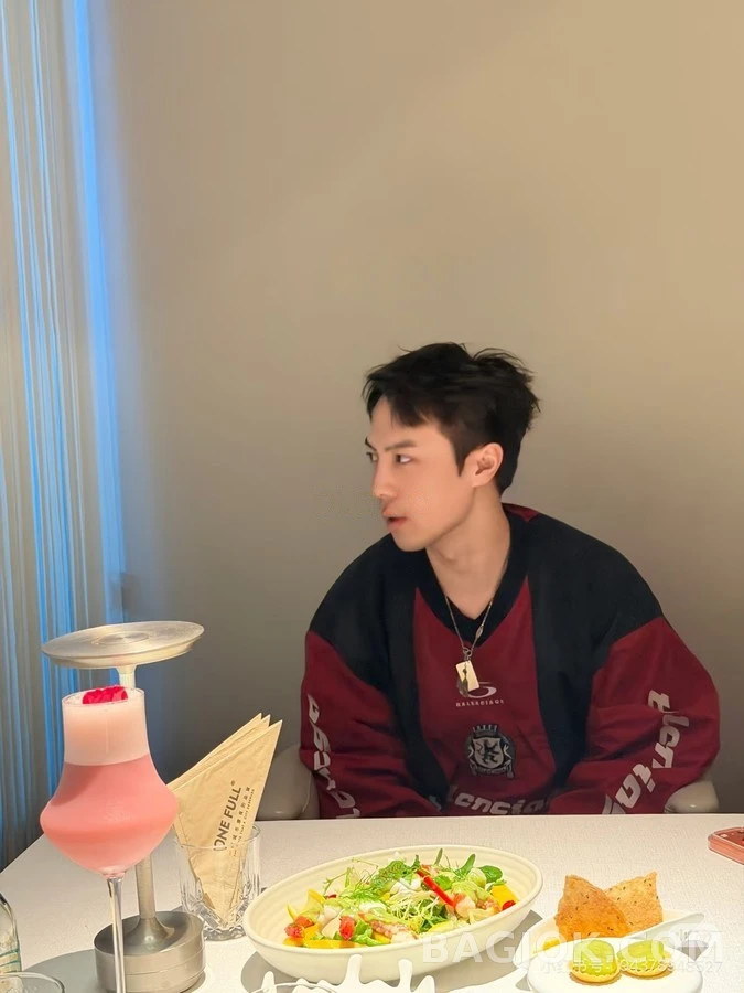 발렌시아가 발렌시아가 컬러블록 맨유 자수 롱슬리브 상세 이미지
