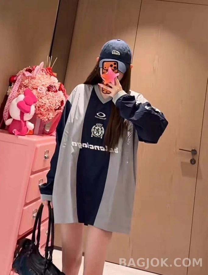 발렌시아가 발렌시아가 배색 V넥 축구 자수 긴팔 티셔츠 상세 이미지