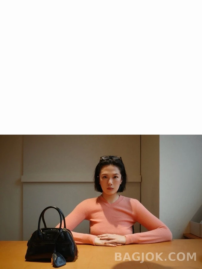 미우미우 미우미우 로고 V넥 스웨터 상세 이미지