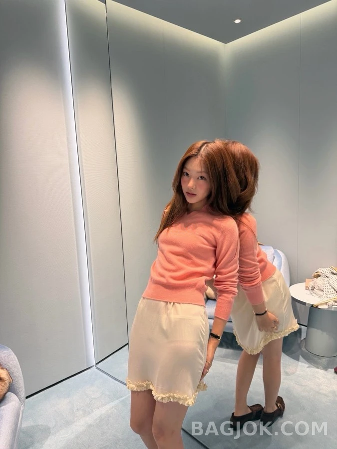 미우미우 미우미우 로고 V넥 스웨터 상세 이미지