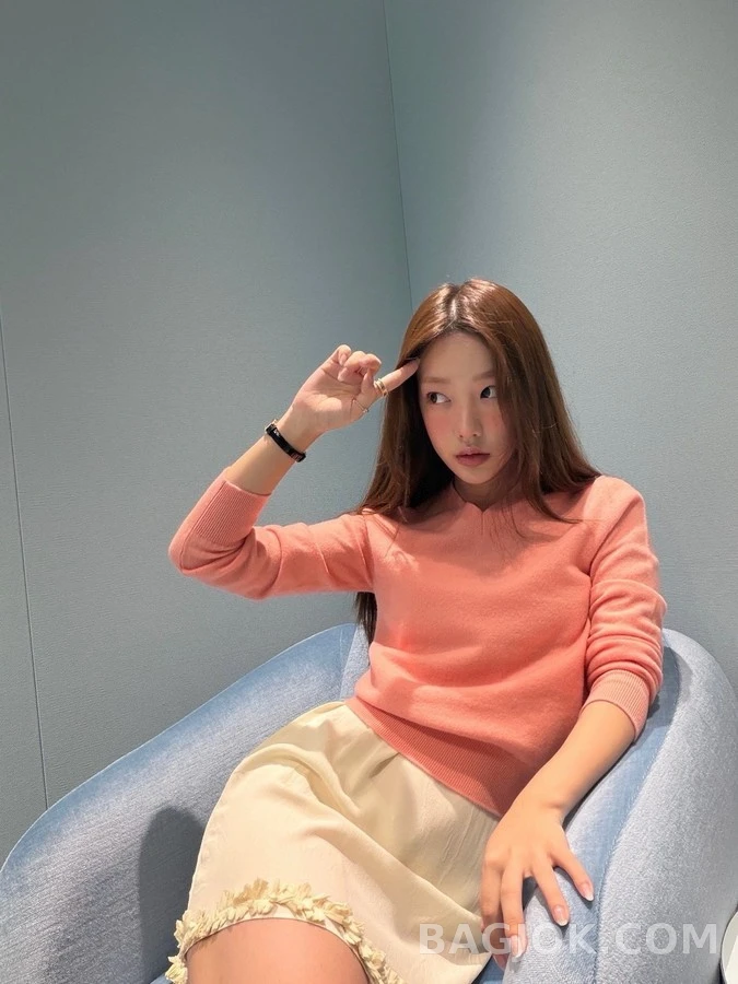 미우미우 미우미우 로고 V넥 스웨터 상세 이미지