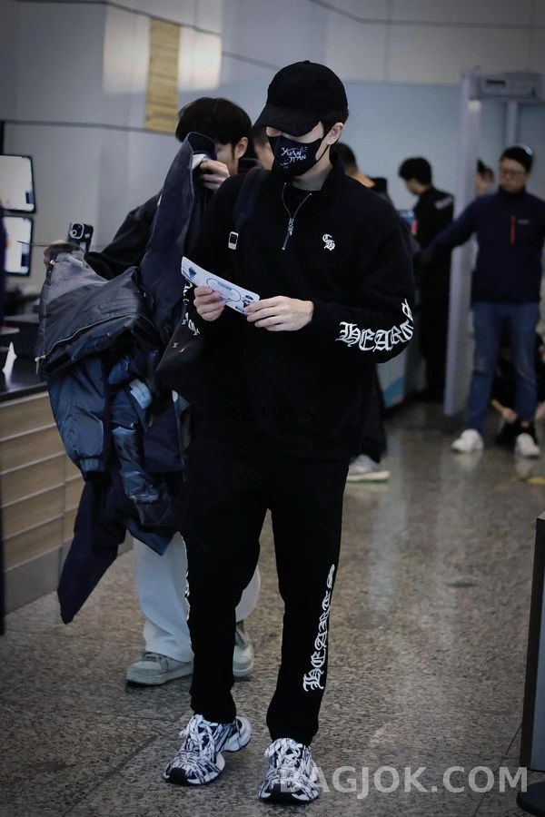 크롬하츠 크롬하츠 고딕 레터링 쿼터집업 맨투맨 상세 이미지