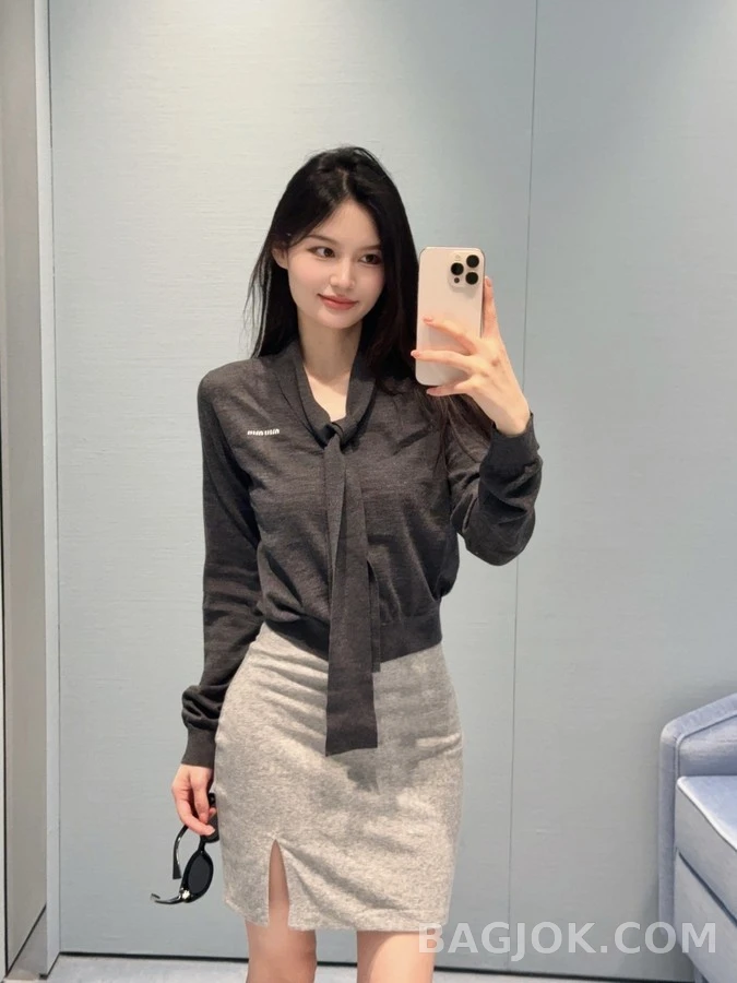 미우미우 미우미우 레터링 V넥 가디건 상세 이미지