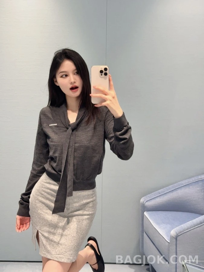 미우미우 미우미우 레터링 V넥 가디건 상세 이미지