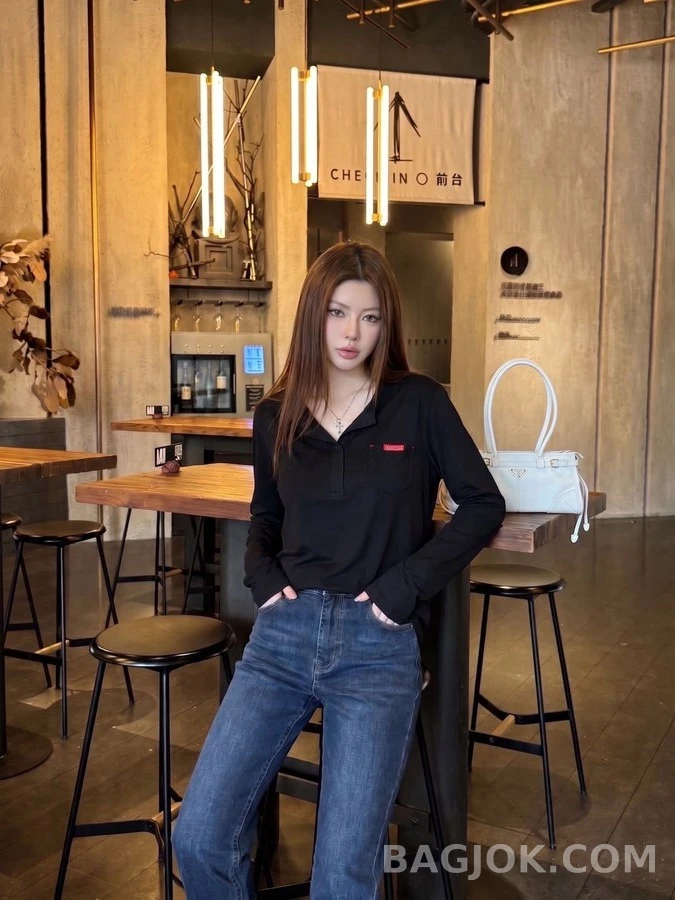 프라다 프라다 라벨 헨리넥 긴팔 티셔츠 상세 이미지