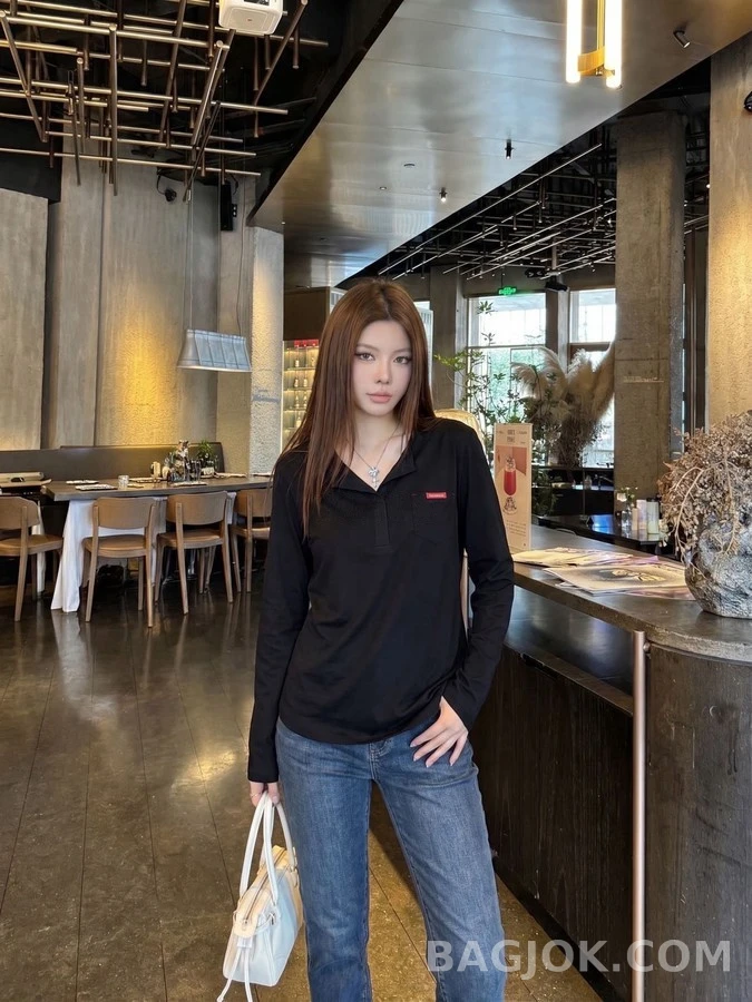 프라다 프라다 라벨 헨리넥 긴팔 티셔츠 상세 이미지