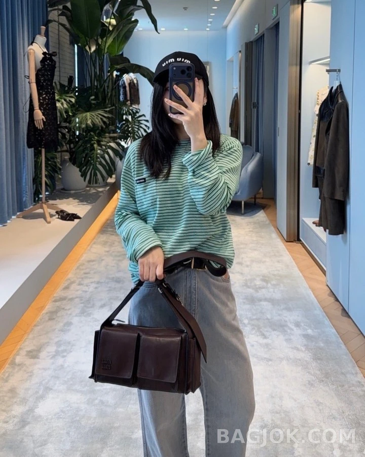 미우미우 미우미우 배색 스트라이프 로고 긴팔 티셔츠 상세 이미지