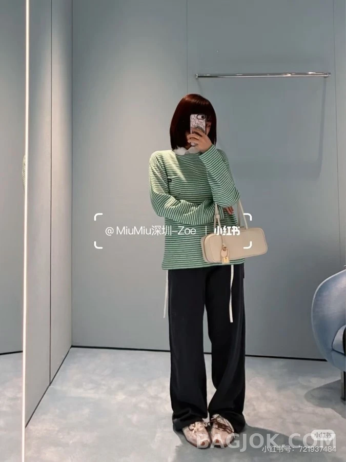 미우미우 미우미우 배색 스트라이프 로고 긴팔 티셔츠 상세 이미지