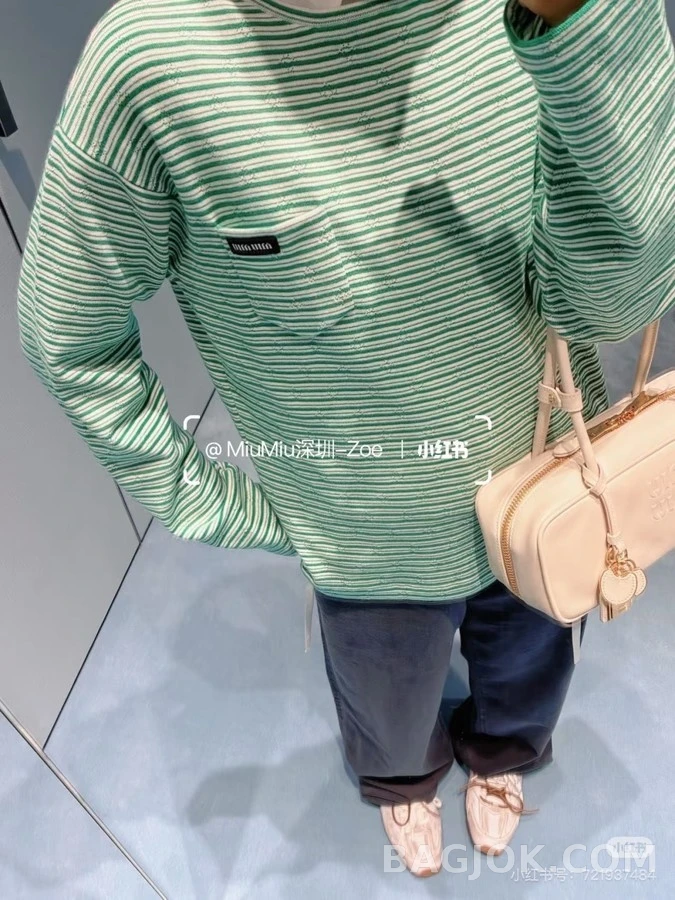미우미우 미우미우 배색 스트라이프 로고 긴팔 티셔츠 상세 이미지
