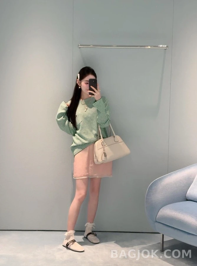 미우미우 미우미우 배색 스트라이프 로고 긴팔 티셔츠 상세 이미지