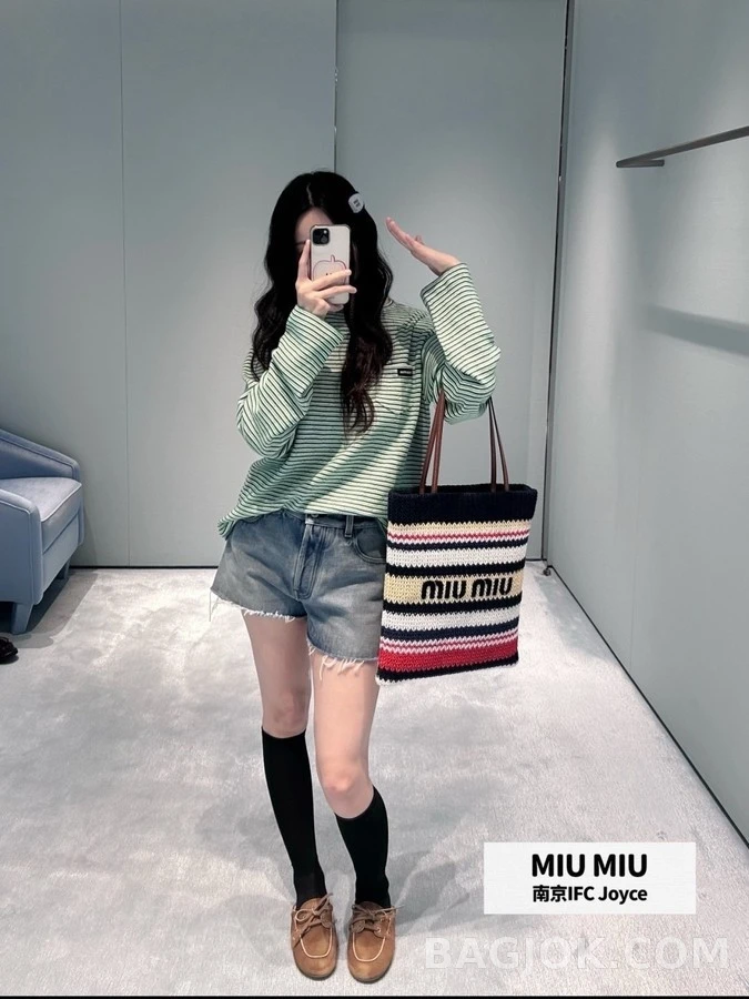 미우미우 미우미우 배색 스트라이프 로고 긴팔 티셔츠 상세 이미지
