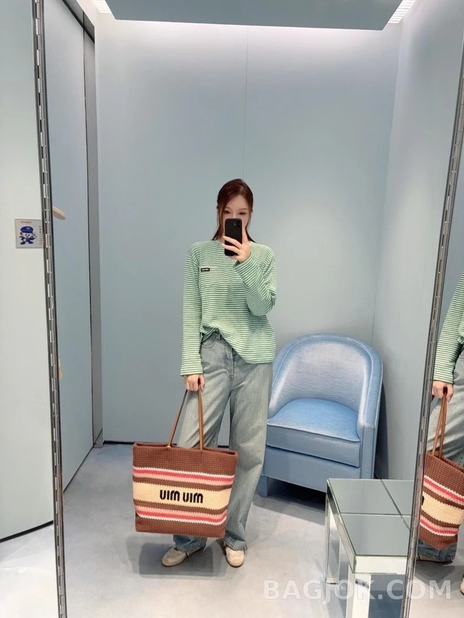 미우미우 미우미우 배색 스트라이프 로고 긴팔 티셔츠 상세 이미지