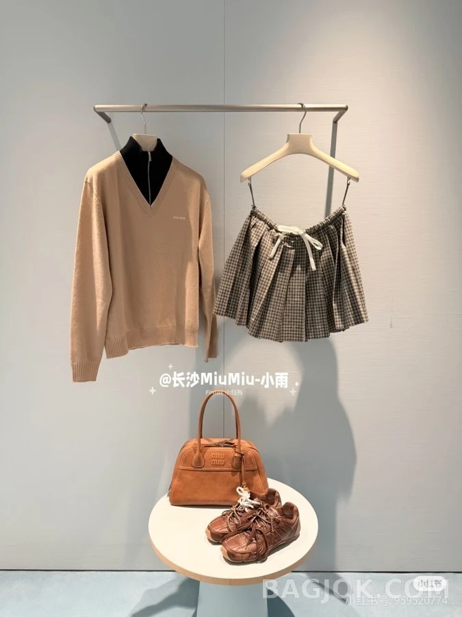 미우미우 미우미우 레이어드 반집업 브이넥 니트 상세 이미지
