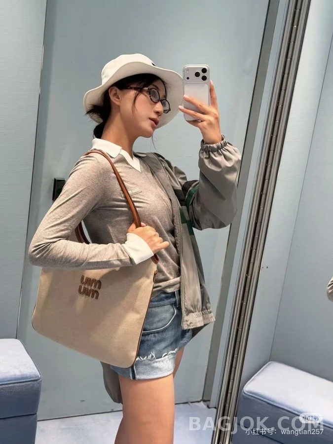 미우미우 미우미우 배색 카라 긴팔 티셔츠 상세 이미지